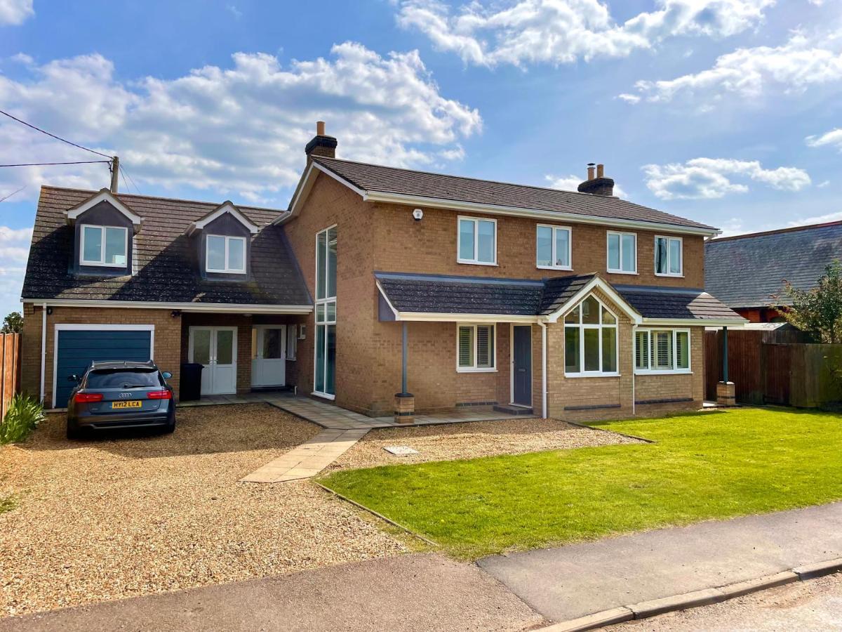 Executive Home With Plenty Of Room Ely Exteriér fotografie